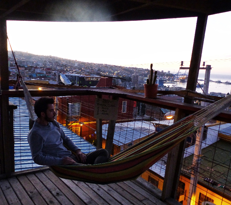 Homme dans un hamac avec vue sur Valparaiso
