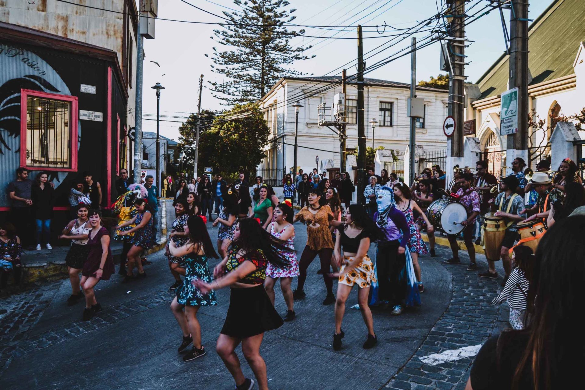 Danseuses dans le Cerro Concepcion à Valparaiso