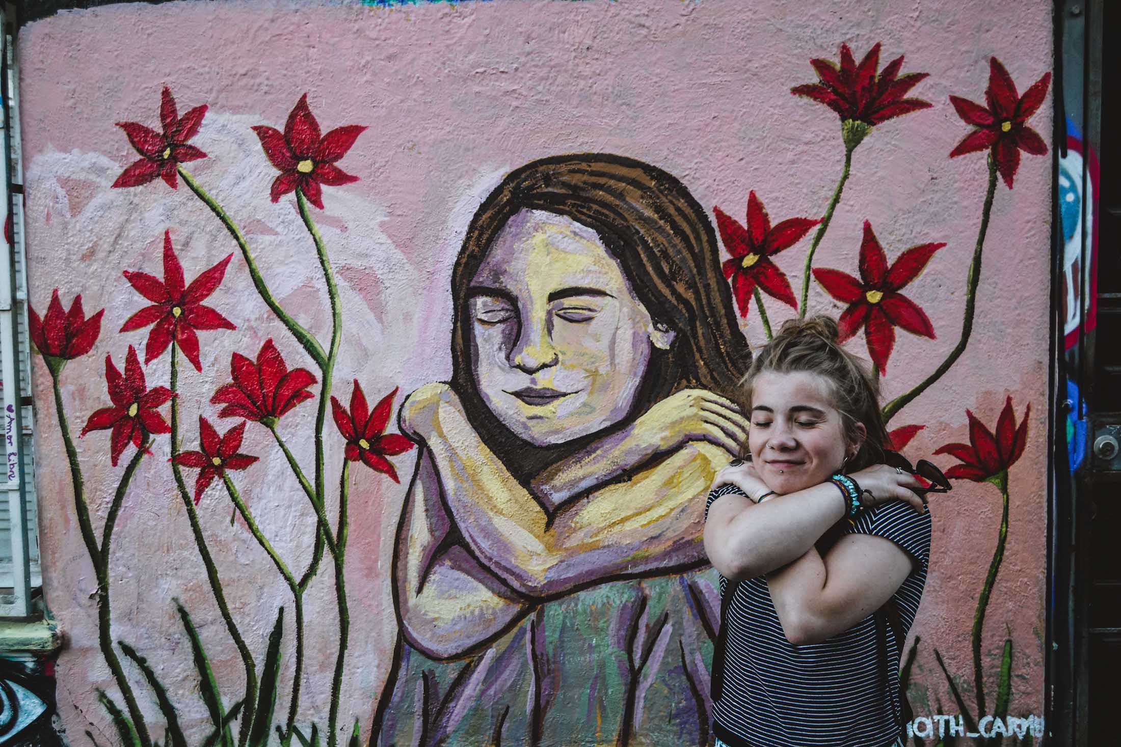 Peinture murale au Cerro Concepcion, femme qui s'embrasse avec fleurs rouges