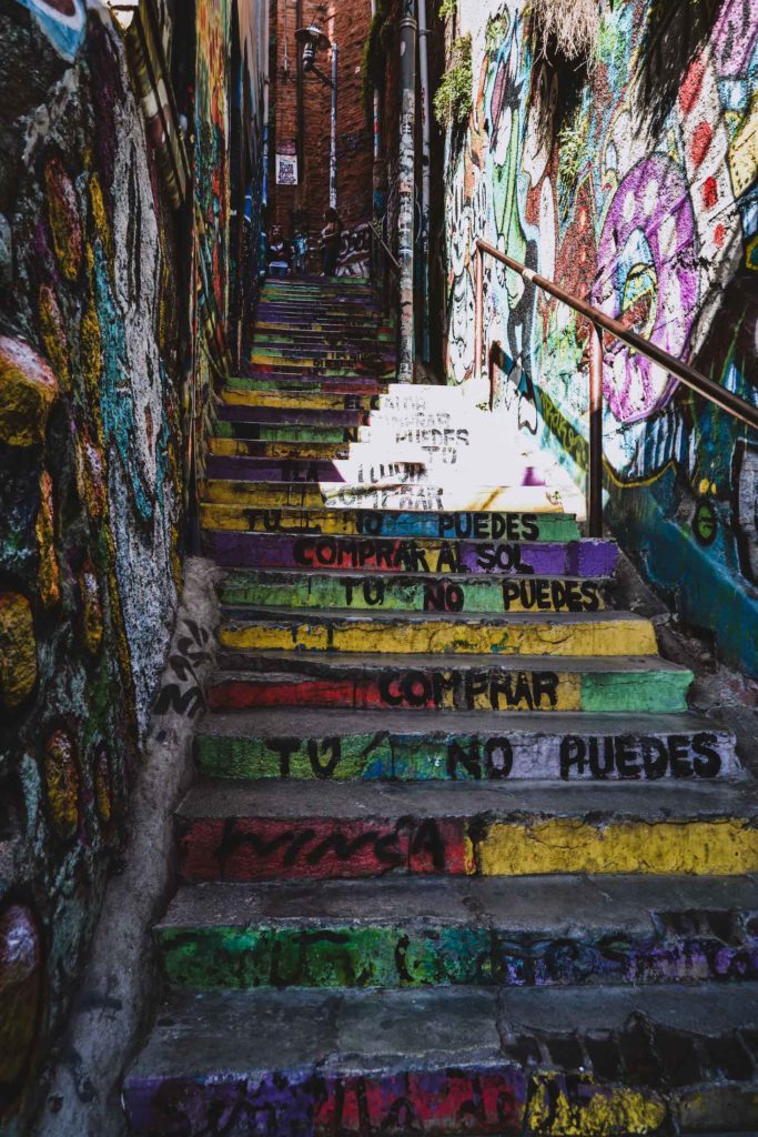 Escalier coloré dans le Cerro Alegre