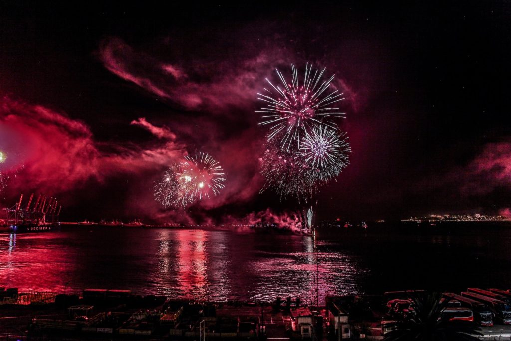 Feux d'artifices sur la mer au Nouvel an à Valparaiso