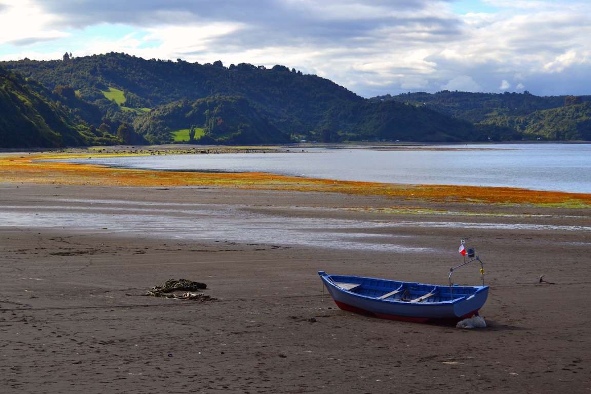 Bateau sur plage d'Achao