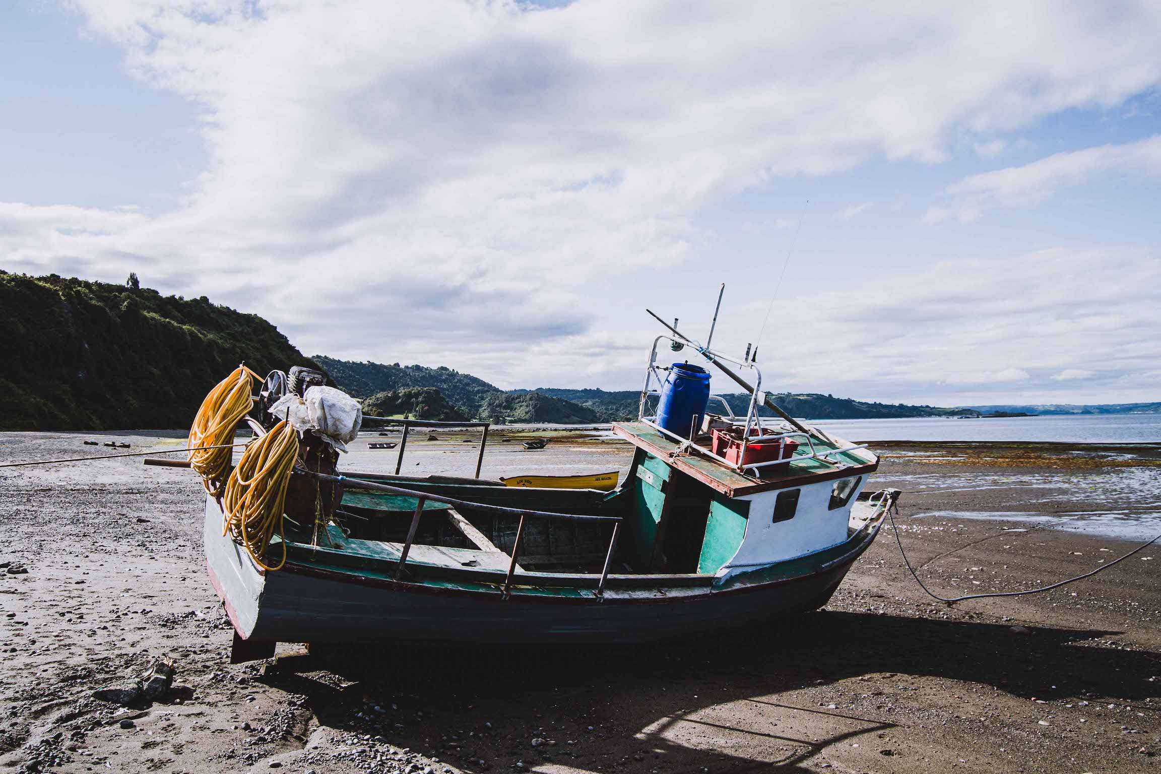 Bateau sur la plage d'Achao